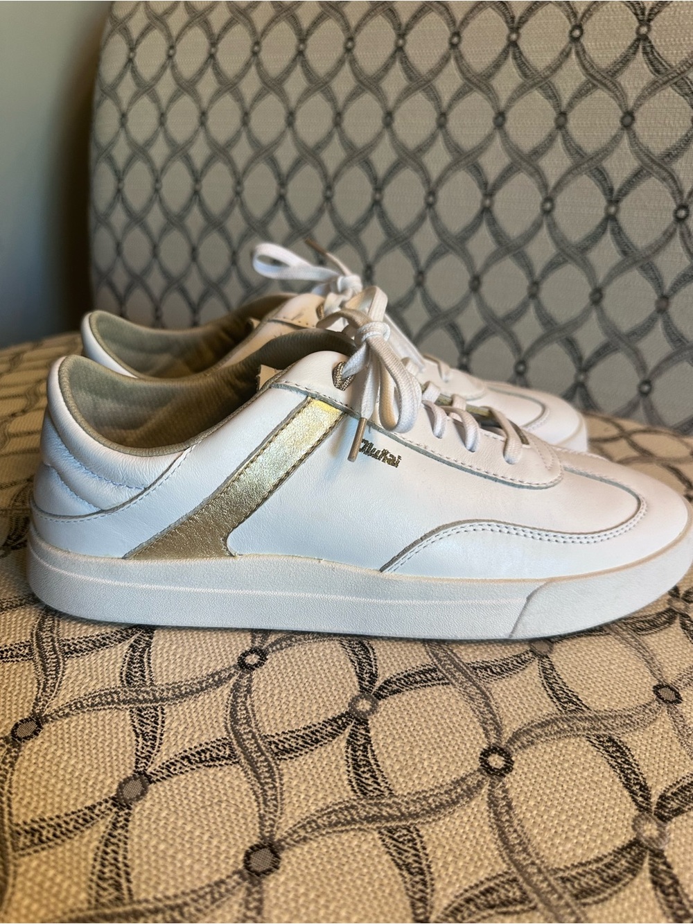 OluKai Ha’upu Women's White Leather Sneakers with Gold Accent size 10